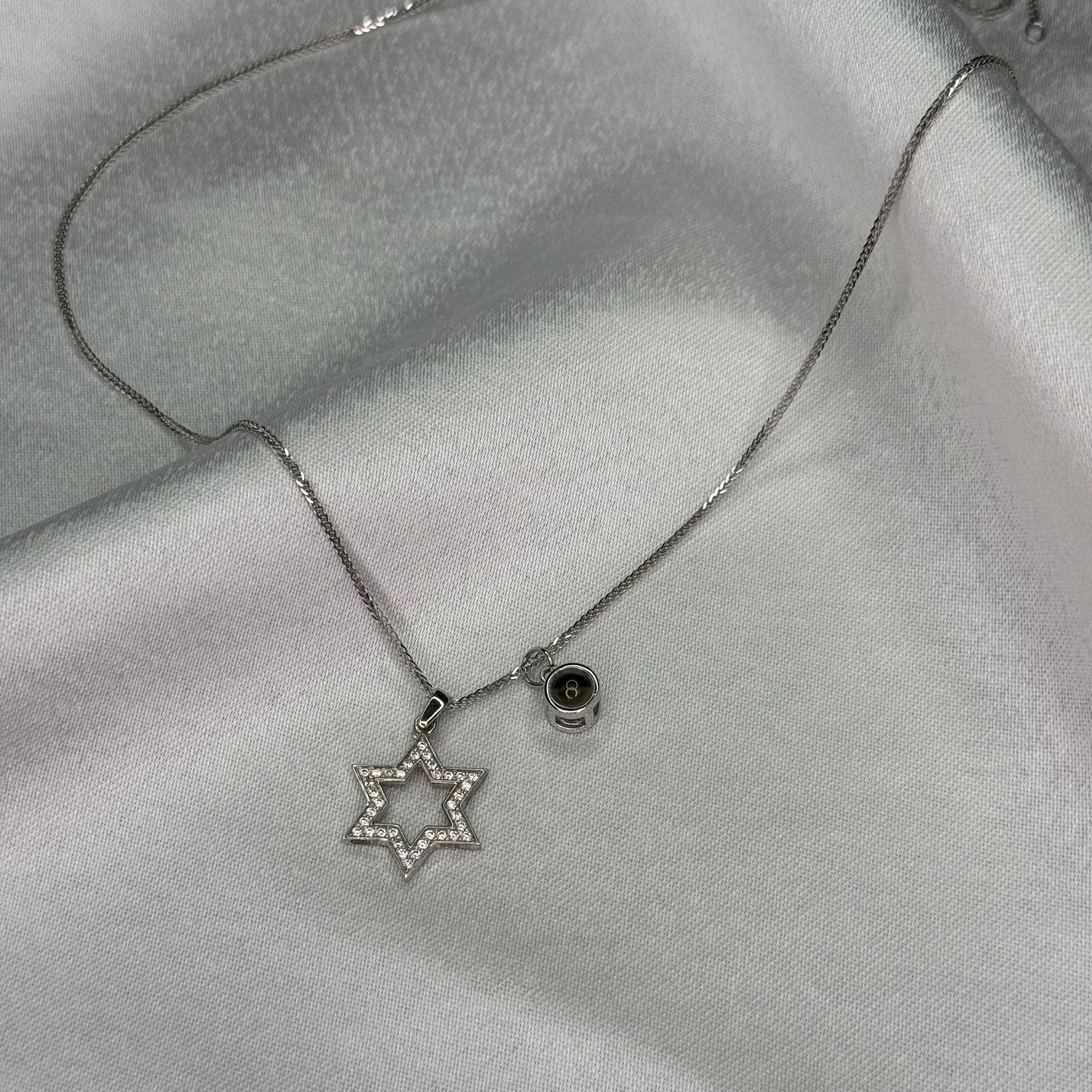 שרשרת מגן דוד הילה בשיבוץ אבנים עם צ׳ארם התמונה המוצפנת זהב מלא