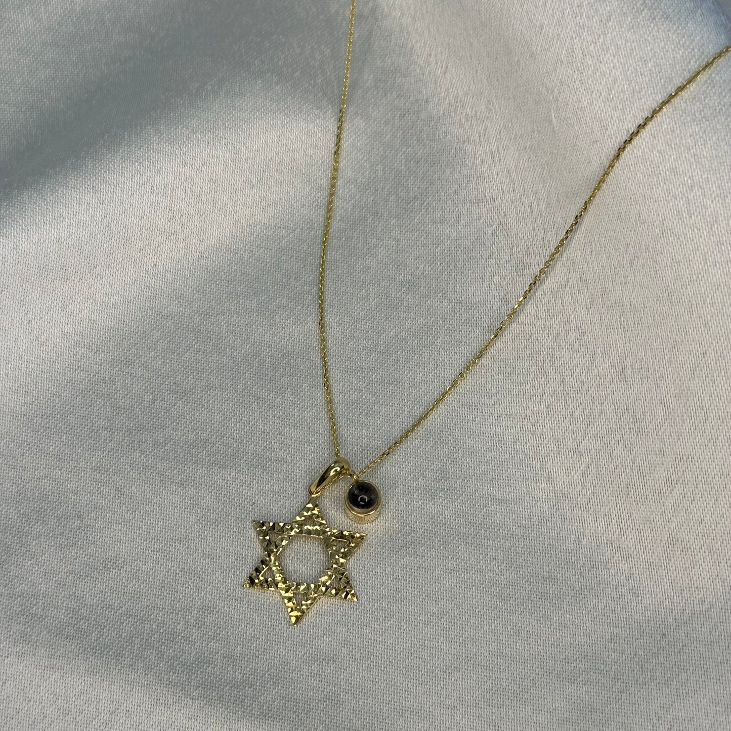 שרשרת מגן דוד מרוקע עם צ׳ארם התמונה המוצפנת זהב מלא