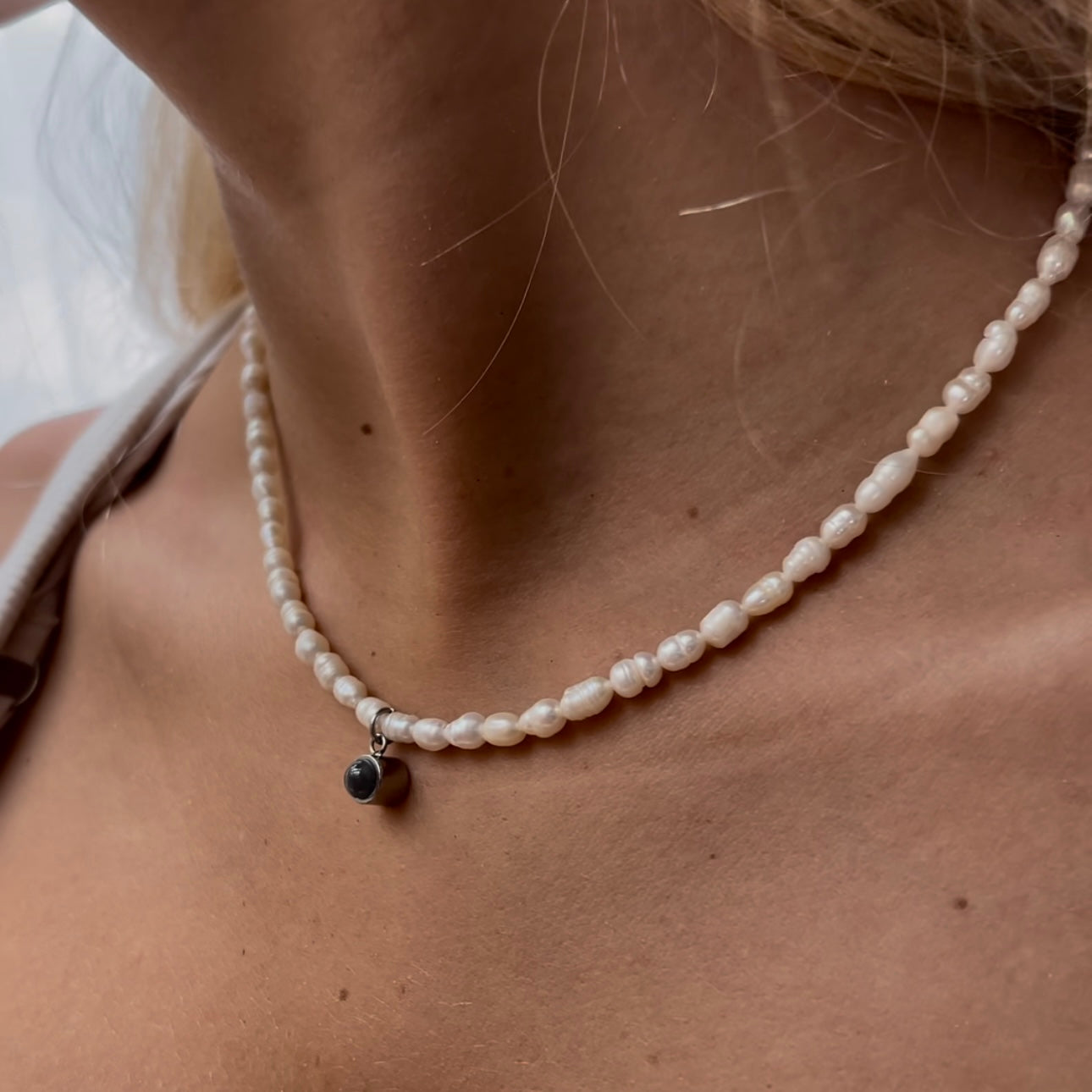 שרשרת פנינים טבעיות דקה עם תמונה מוצפנת